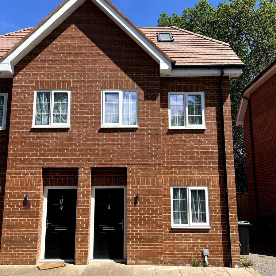 Luxury 4BR Home with Hot Tub, Sleeps 8, Free Parking, Garden, TV in Every Room, Ultrafast WiFi - B&B Kenley