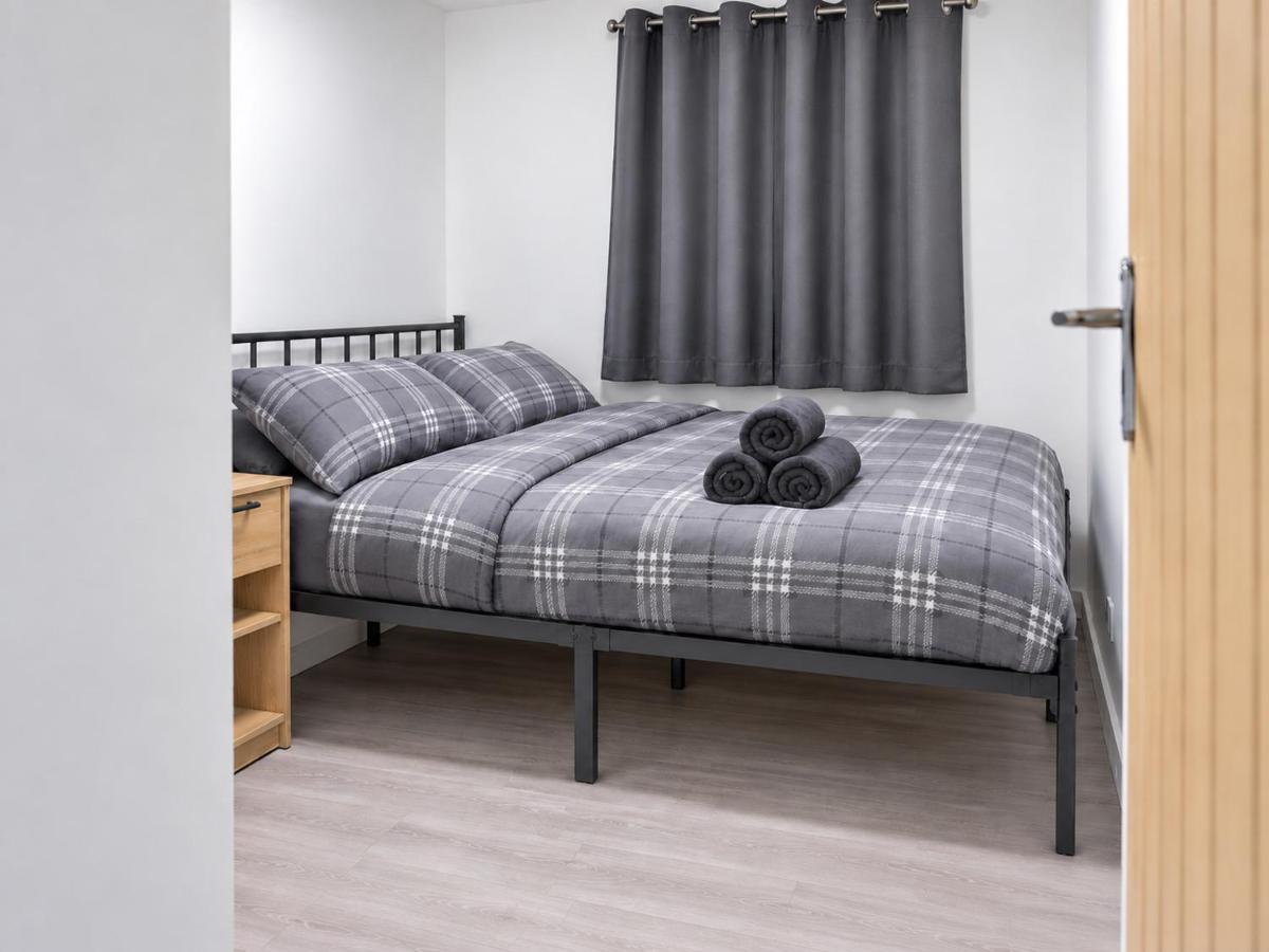 Relaxing Modern 3 Bed, 2 Bedroom Apartment - Secure Parking - Close to Manchester City Centre and Old Trafford - B&B Manchester