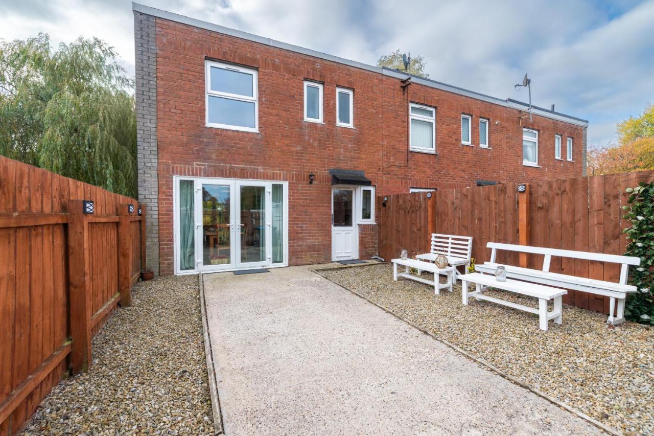 "Willow View" - Three Bedroom Streamside Home with Free Parking - Chambres d'hôtes Newton Aycliffe
