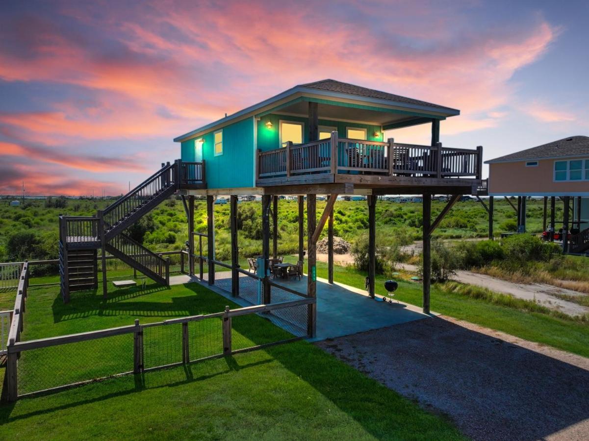 Fish Fantasy, Sleeps 4, Pet & Kid Friendly, Fenced Yard, Ocean & Bay Views, Walk to Beach, Sunrise & Sunset Decks, Swing, Outdoor Shower, Quiet Street, No Through Traffic, Bird Watching - Bed and Breakfast Bolivar Peninsula