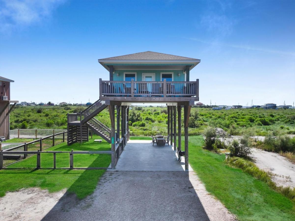 Fish Fantasy, Sleeps 4, Pet & Kid Friendly, Fenced Yard, Ocean & Bay Views, Walk to Beach, Sunrise & Sunset Decks, Swing, Outdoor Shower, Quiet Street, No Through Traffic, Bird Watching - Bed and Breakfast Bolivar Peninsula