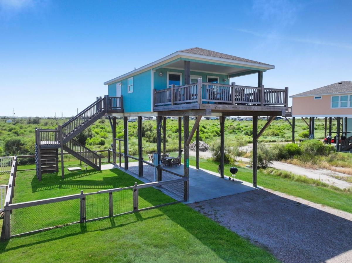 Fish Fantasy, Sleeps 4, Pet & Kid Friendly, Fenced Yard, Ocean & Bay Views, Walk to Beach, Sunrise & Sunset Decks, Swing, Outdoor Shower, Quiet Street, No Through Traffic, Bird Watching - Bed and Breakfast Bolivar Peninsula
