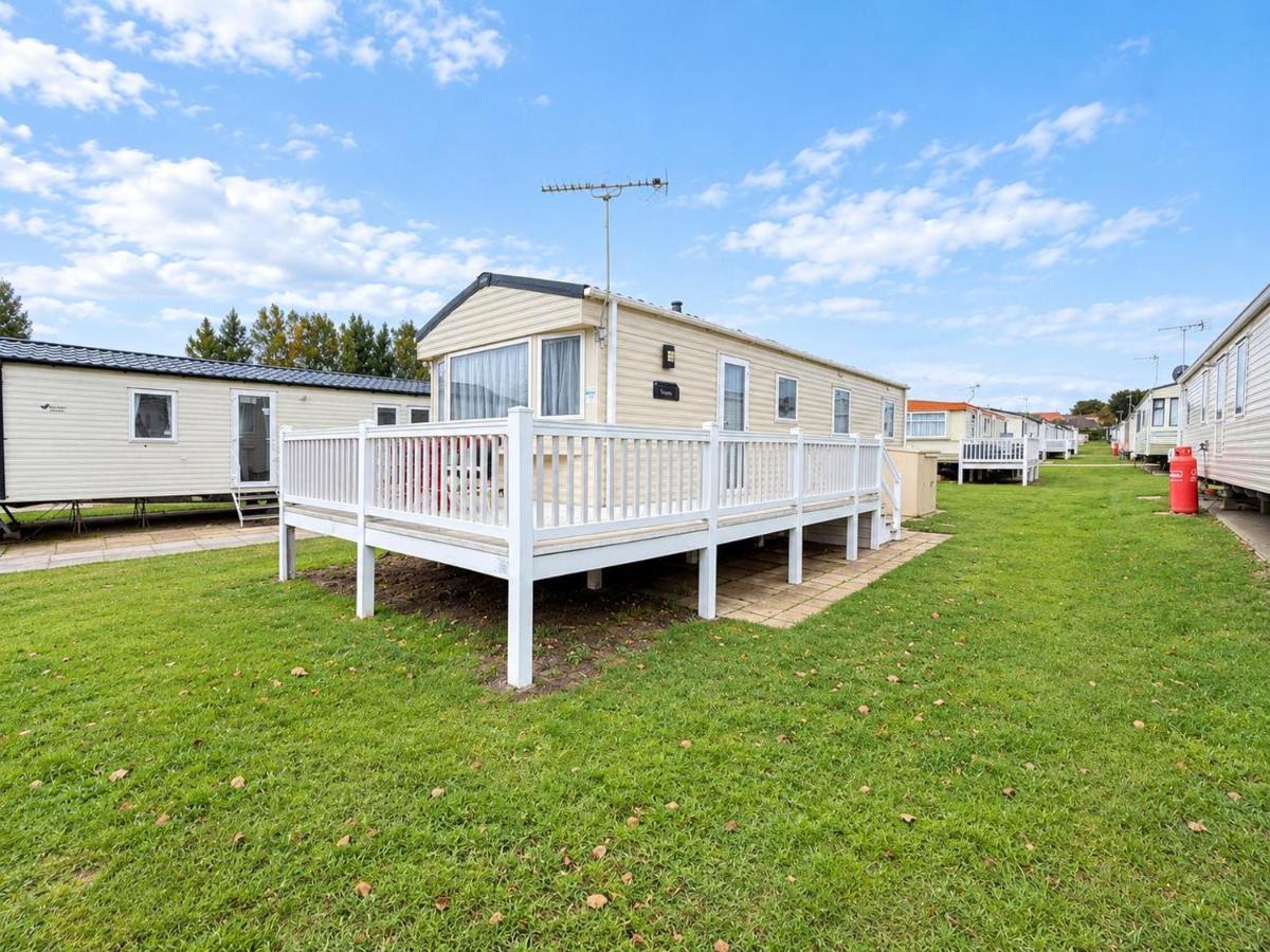 Beautiful Caravan With Decking At Manor Park, Hunstanton Ref 23098T - B&B Hunstanton