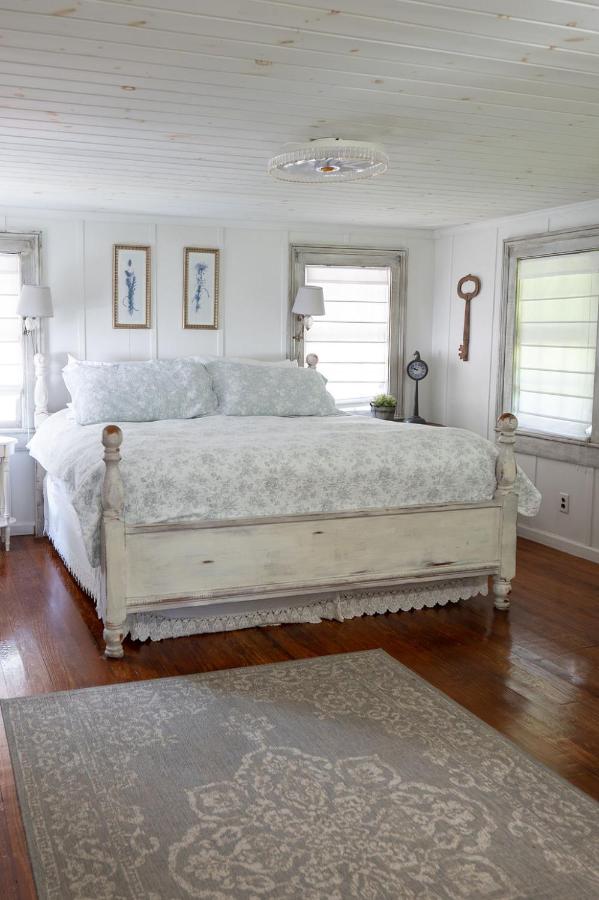 Habitación con cama extragrande y balcón