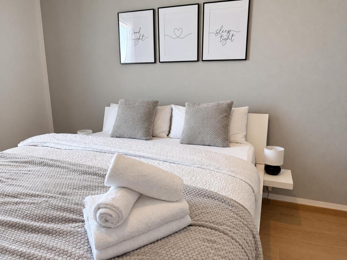 Vienna Skyline Apartment 28th Floor - Bed and Breakfast Wenen