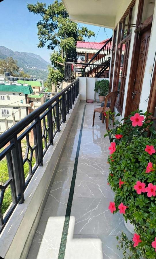 Akshara Homestay, 2 BHK, with kitchen balcony mountain view in the heart of the city - B&B Solan