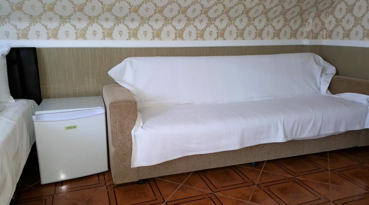 Camera Matrimoniale/Doppia con Letti Singoli con Bagno in Comune