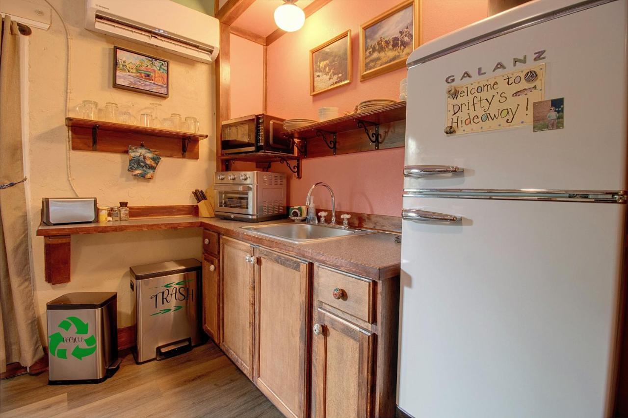 Walk to White River: Cozy Studio, Driftys Hideaway - Bed and Breakfast Cotter