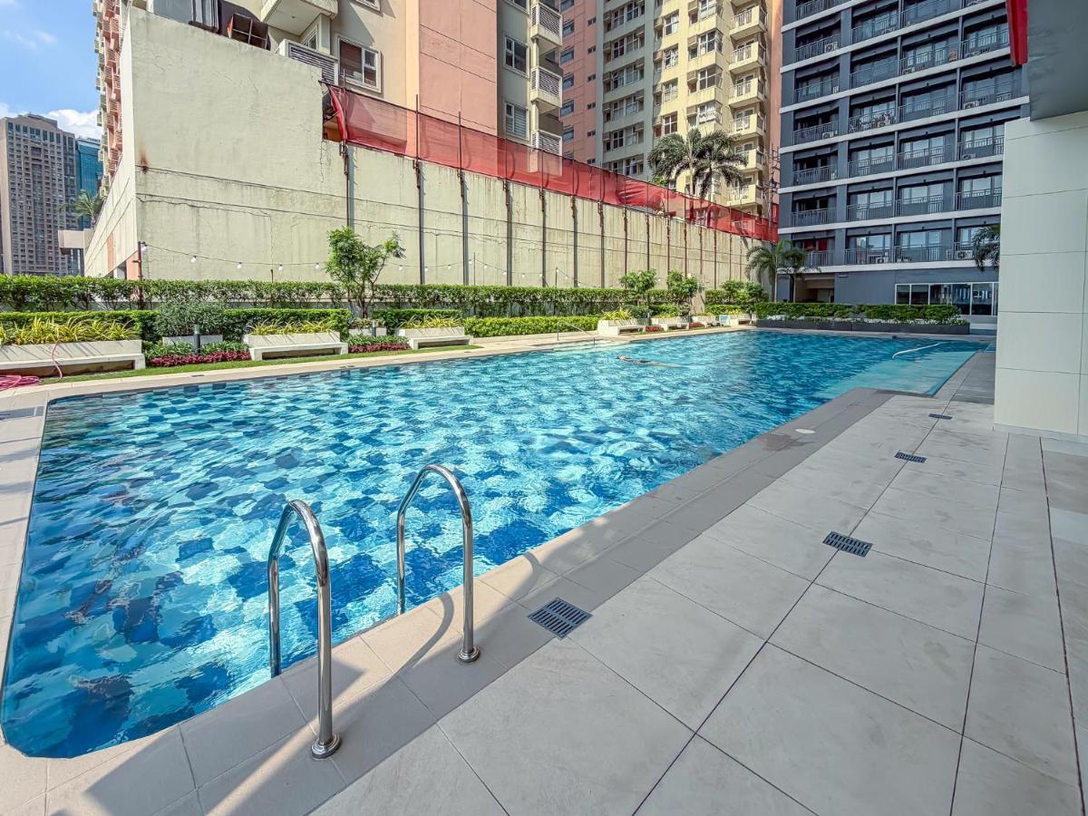 Modern Makati Condo with Balcony & Cityscape Views - Bed and Breakfast Manilla