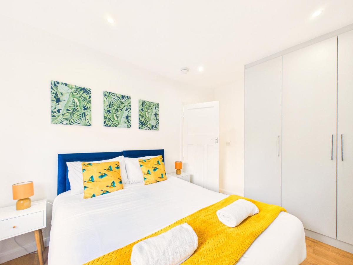 Lovely 2 Bed Heathrow and parking - B&B Feltham