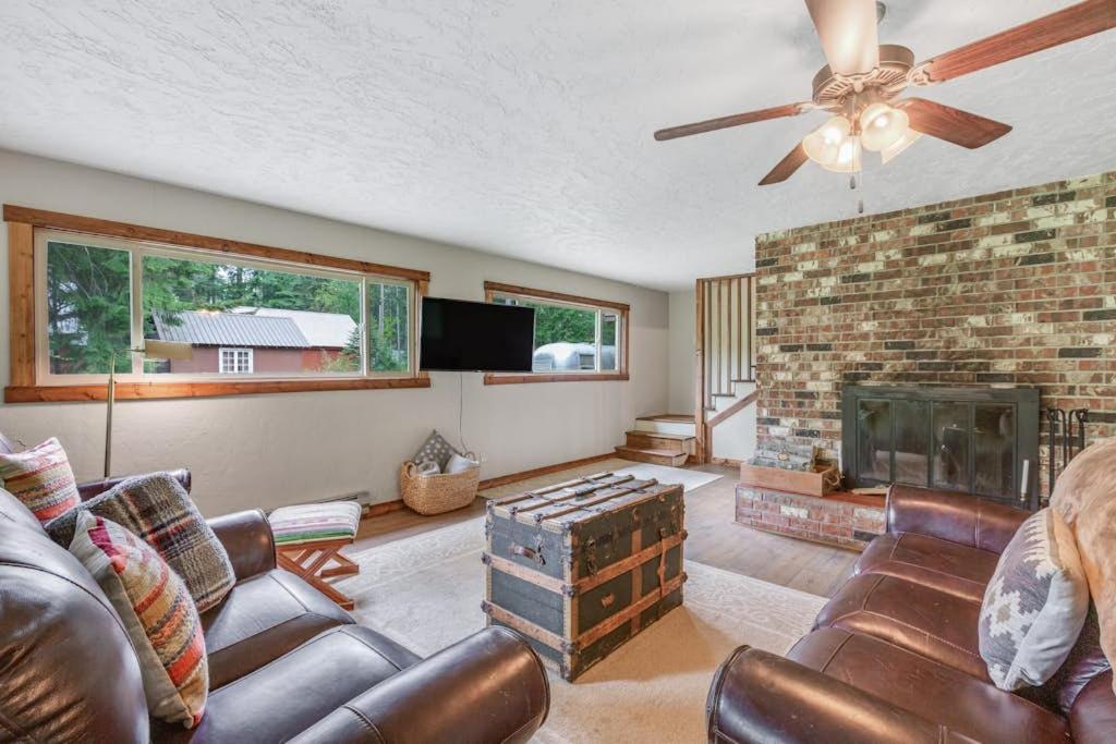 Riverfront Retreat at Lavender Lake - Ferienwohnung Pine Glen