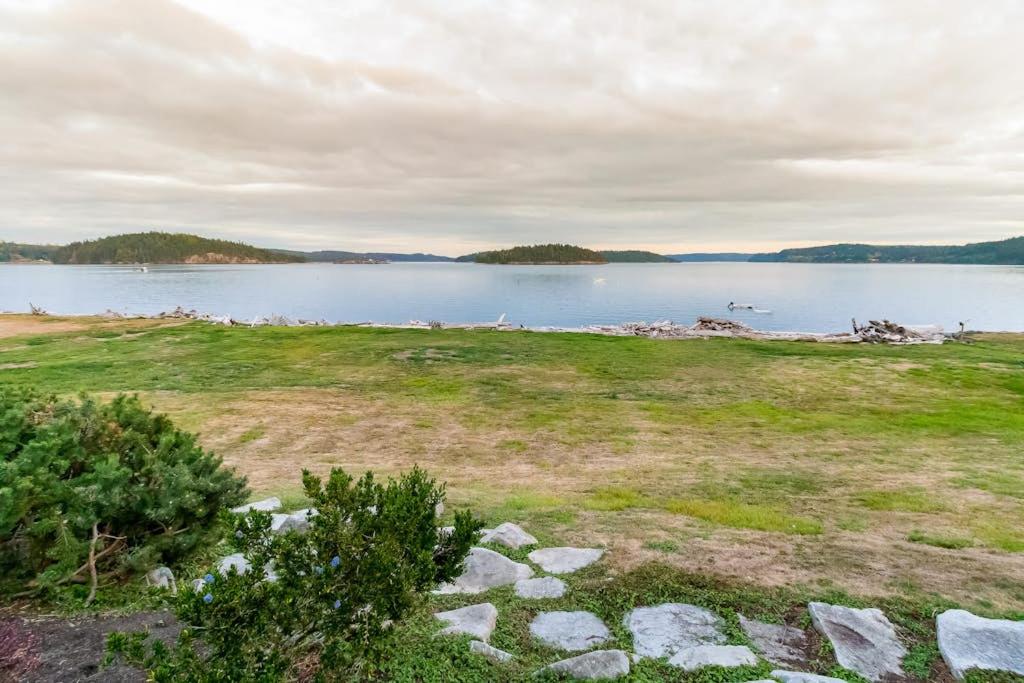 Fidalgo Island Waterfront Stunner - Bed and Breakfast Anacortes