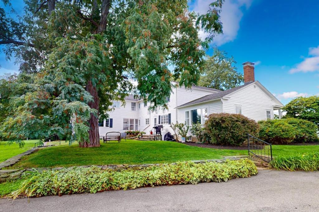 Benton Farmhouse - B&B Penn Yan