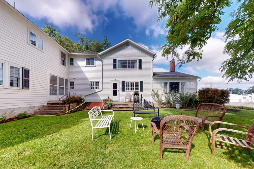 Benton Farmhouse - B&B Penn Yan