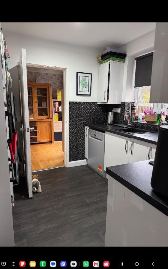 Bedroom with ensuite in family home in Newcastle under Lyme - B&B Longport