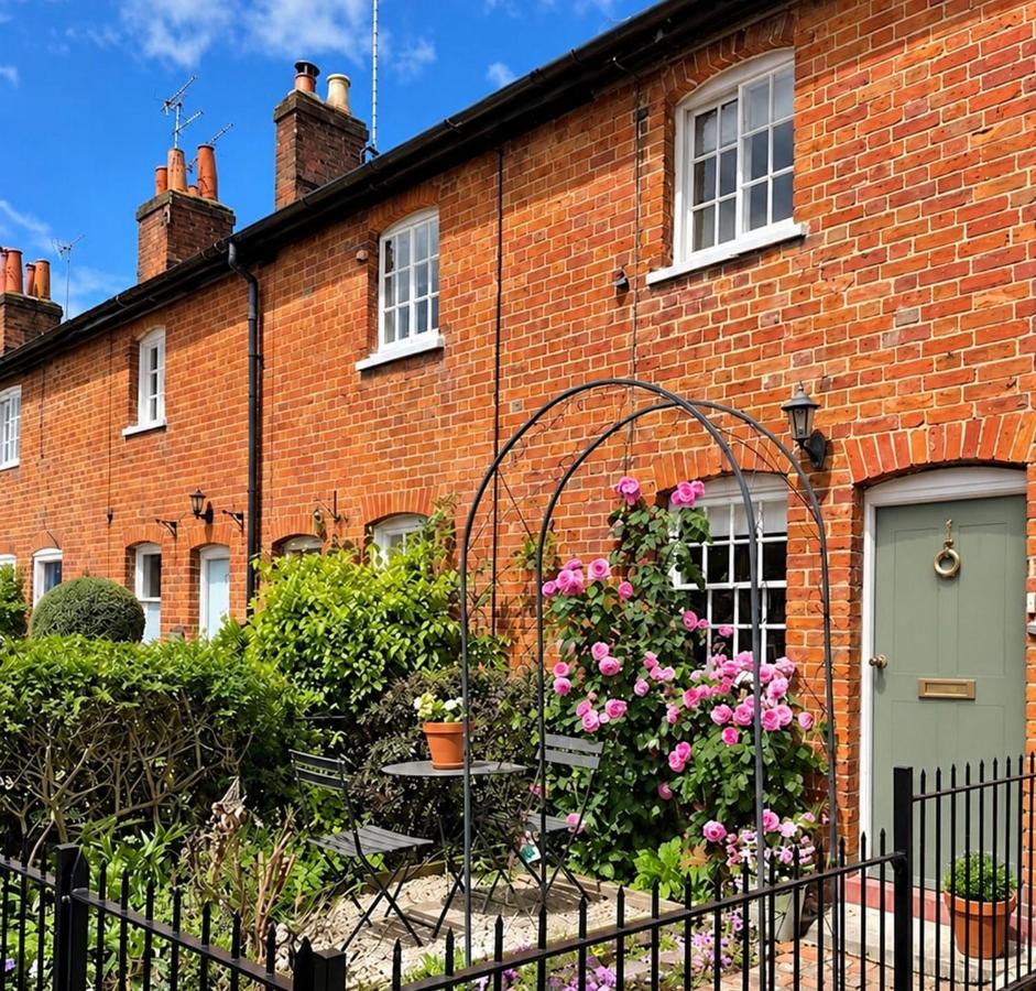 Historic Cottage in Heart of Farnham nr the Castle - Chambres d'hôtes Farnham