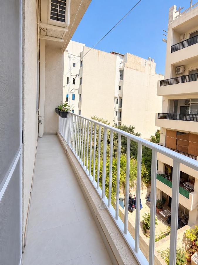 Spacious Seafront 3BR Apartment in Sliema - Ferienwohnung Sliema