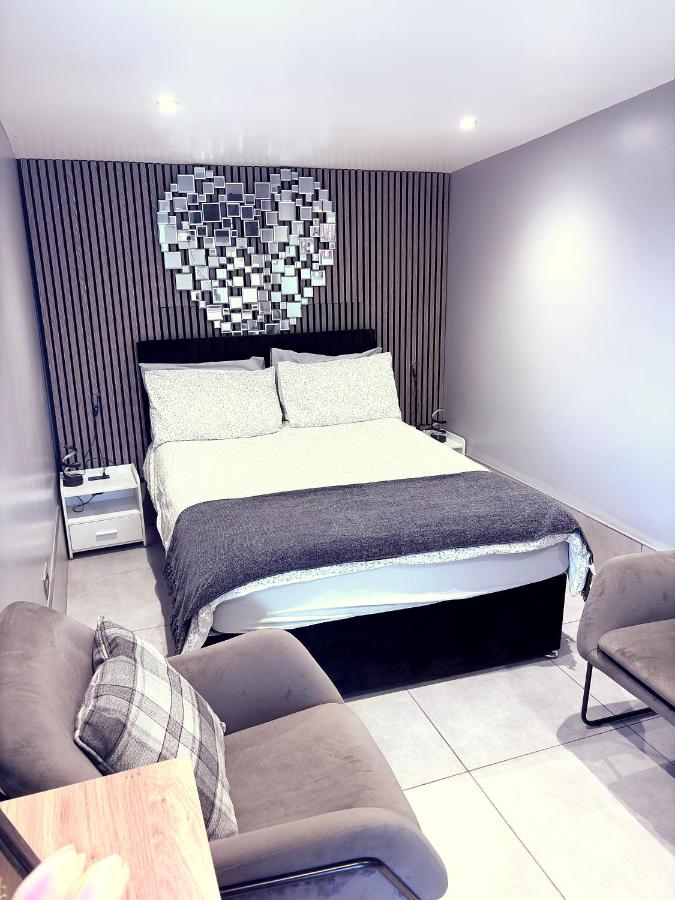 Garden Studio - Private, Modern 5 Mins to Airport, Station & Town Centre, Free Parking & Late Check-in - Ferienwohnung Luton