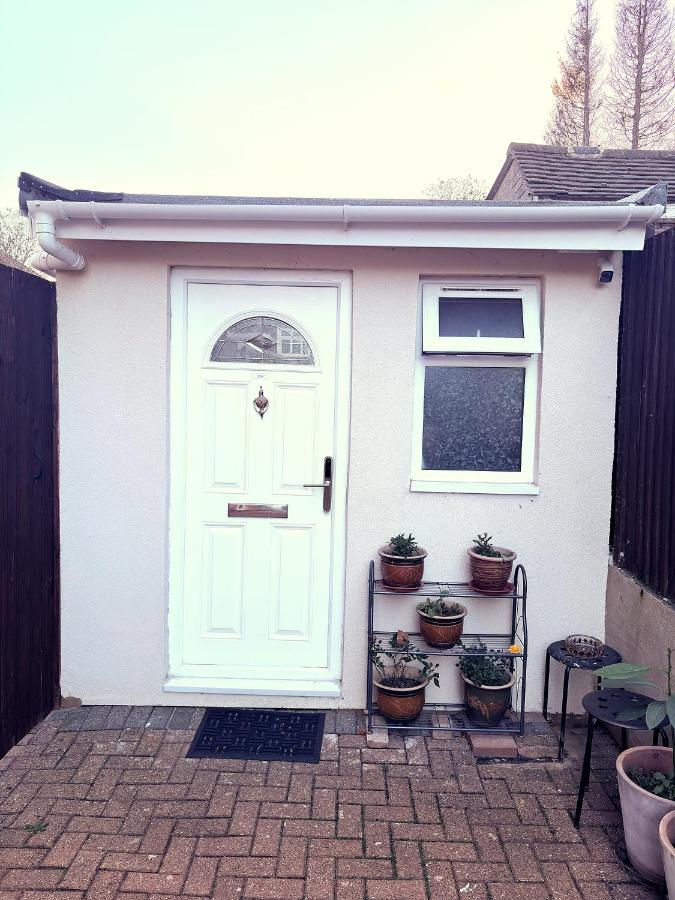 Garden Studio - Private, Modern 5 Mins to Airport, Station & Town Centre, Free Parking & Late Check-in - Ferienwohnung Luton
