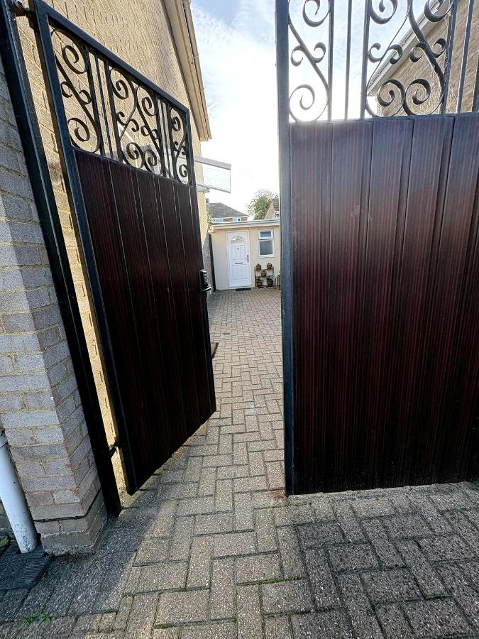 Garden Studio - Private, Modern 5 Mins to Airport, Station & Town Centre, Free Parking & Late Check-in - Ferienwohnung Luton