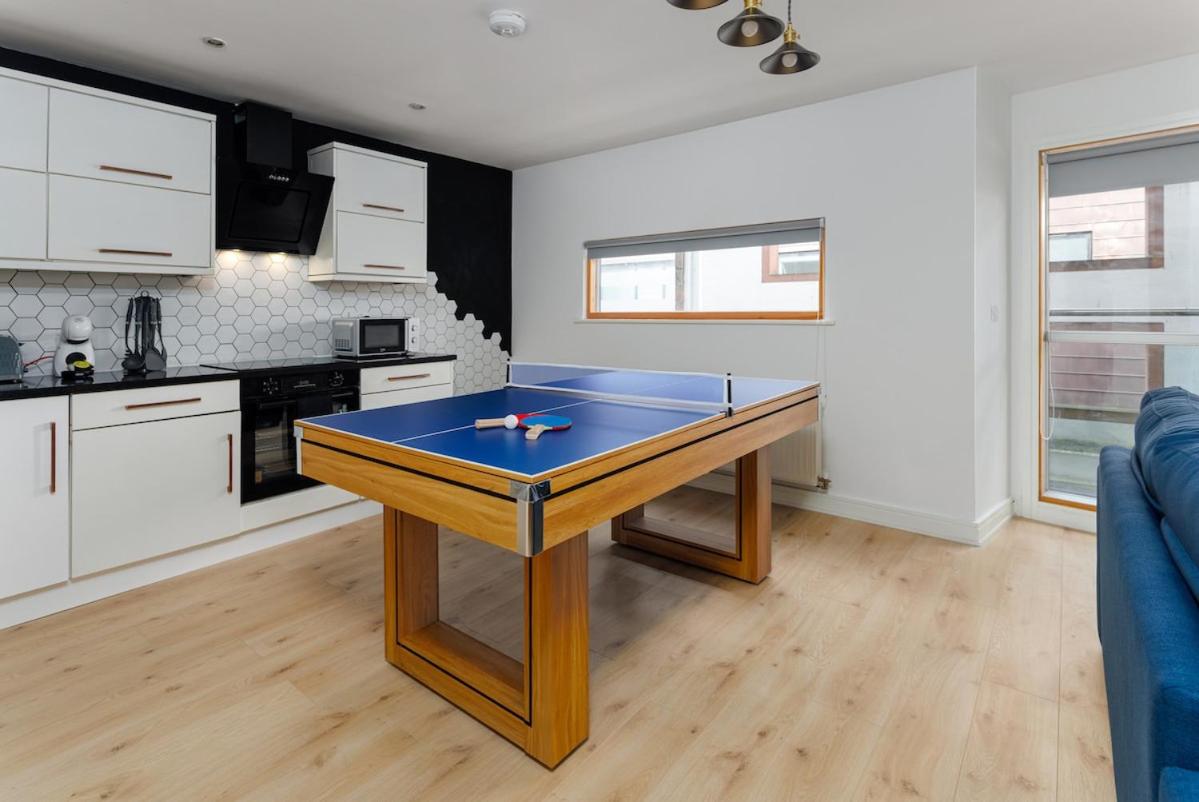 Flatzy - Prime City Apartment with Free Parking & Ping Pong Table - Ferienwohnung Liverpool