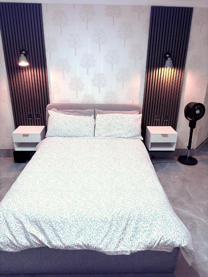 EasyStay Studio - Modern 2 Bed, 5 Mins to Airport, Station & Town Centre, Free Parking, Fast Wifi, Late Self Check-in - Ferienwohnung Luton