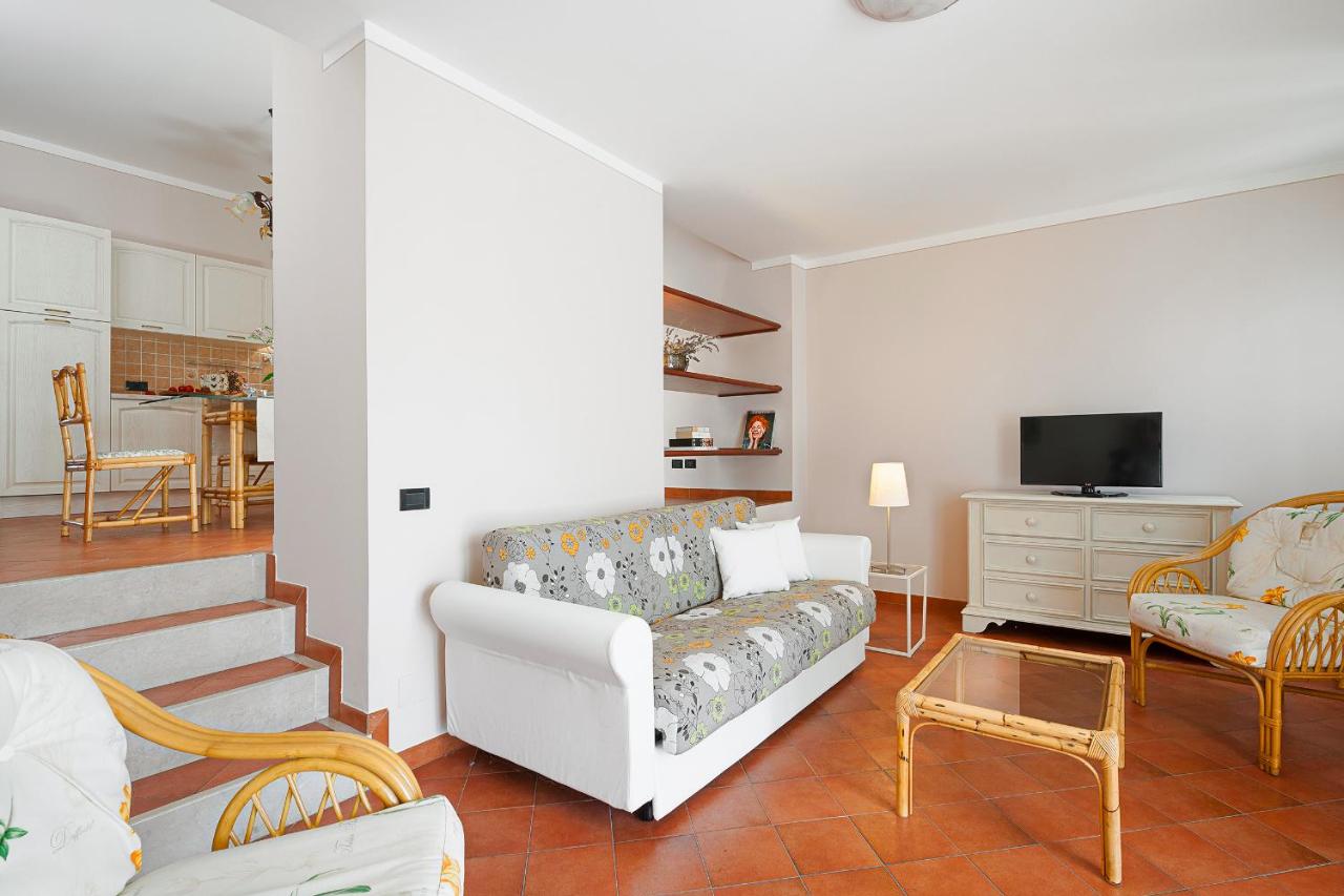  One-bedroom Apartment with Terrace and Pool View