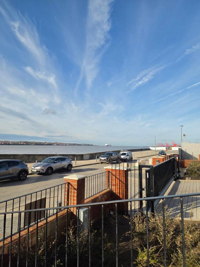 Modern 1BR Waterfront Flat Nr To Everton Stadium - Bed and Breakfast Liverpool