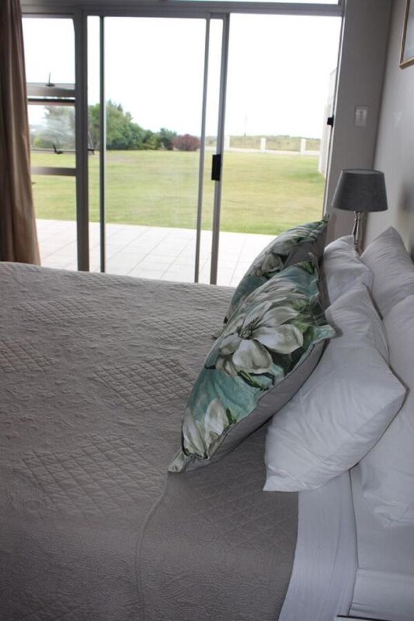 Habitación con cama extragrande y vistas al jardín 