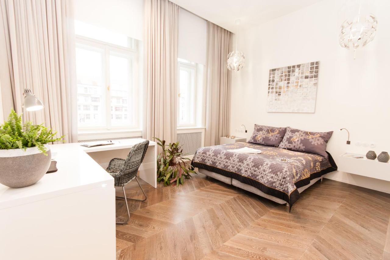 Five-Bedroom Apartment with Balcony