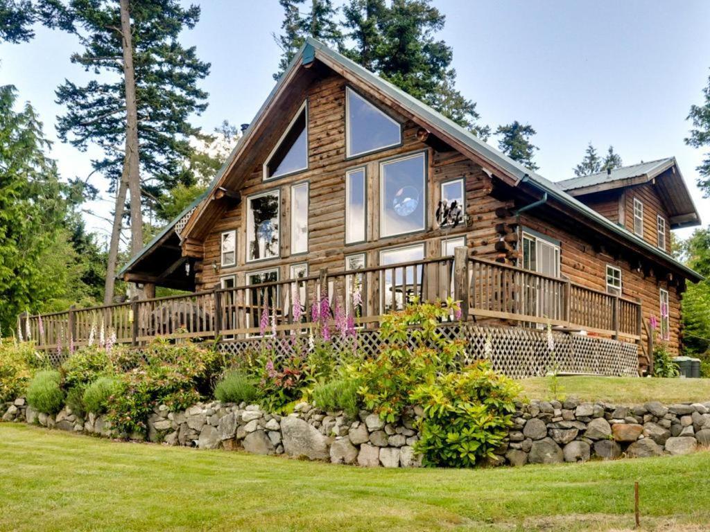 Log Home on Lopez-Spencer Spit - B&B Port Stanley