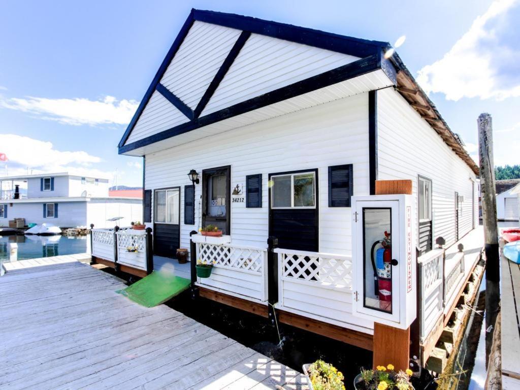 Scenic Bay Float Home Hideaway - B&B