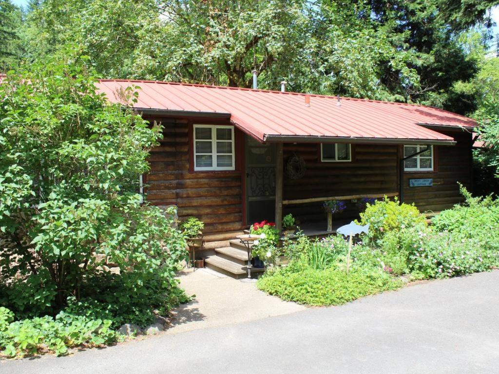 Molalla River Cottage - B&B Molalla