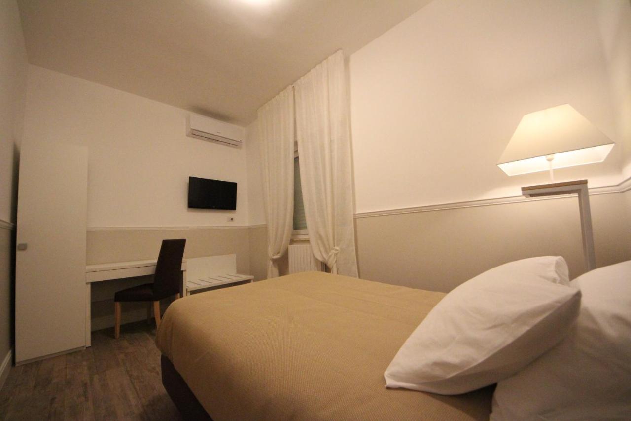 Double Room with French Bed and Private External Bathroom