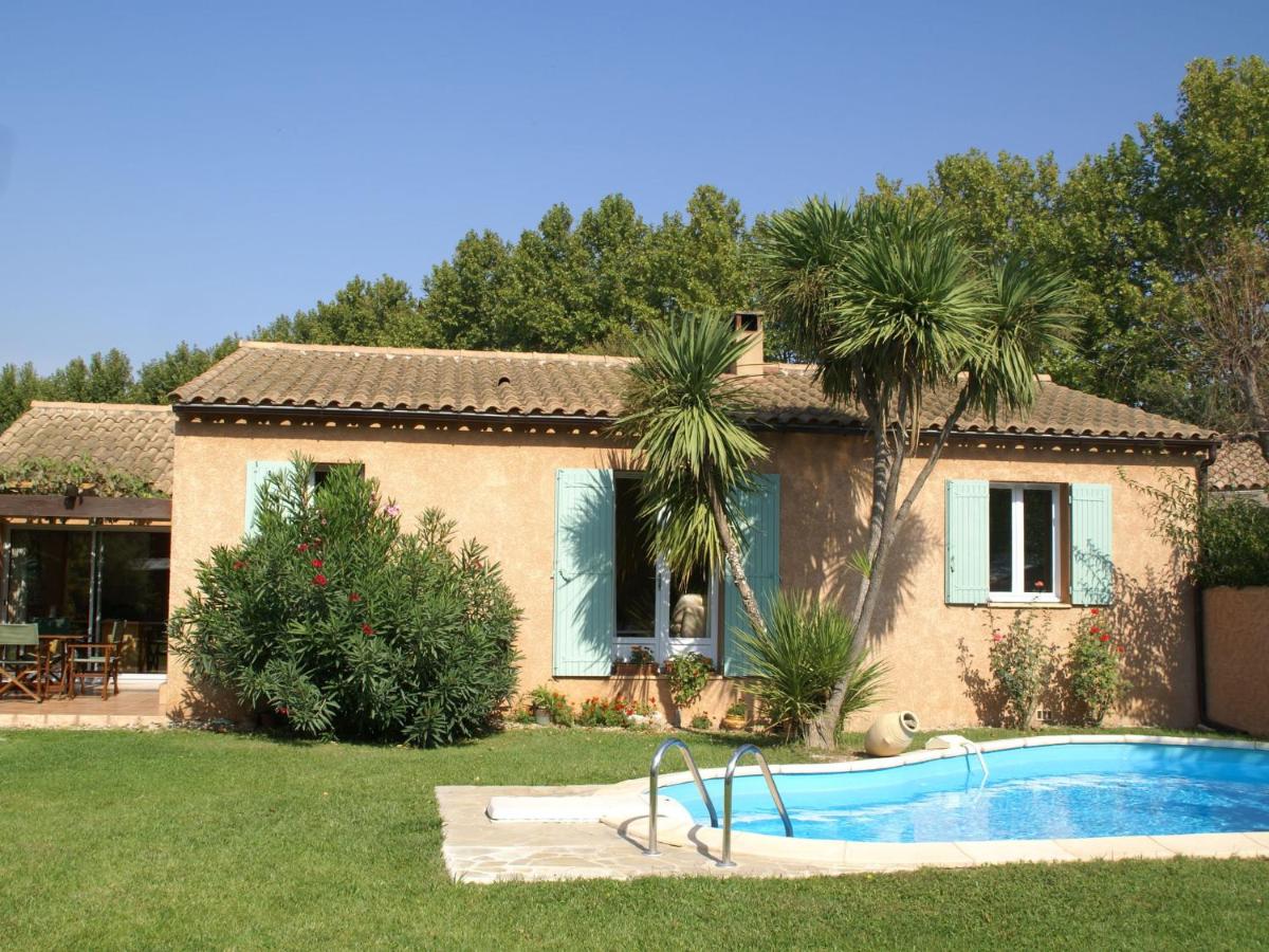 B&B Noves - Colourful Holiday Home in Noves with Swimming Pool - Bed and Breakfast Noves