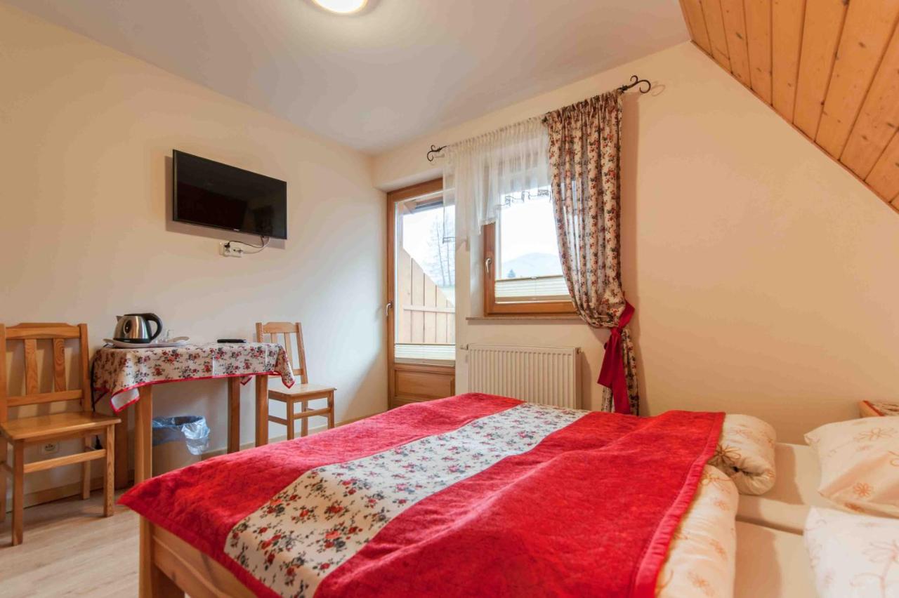 Tweepersoonskamer met 2 Aparte Bedden en Eigen Badkamer
