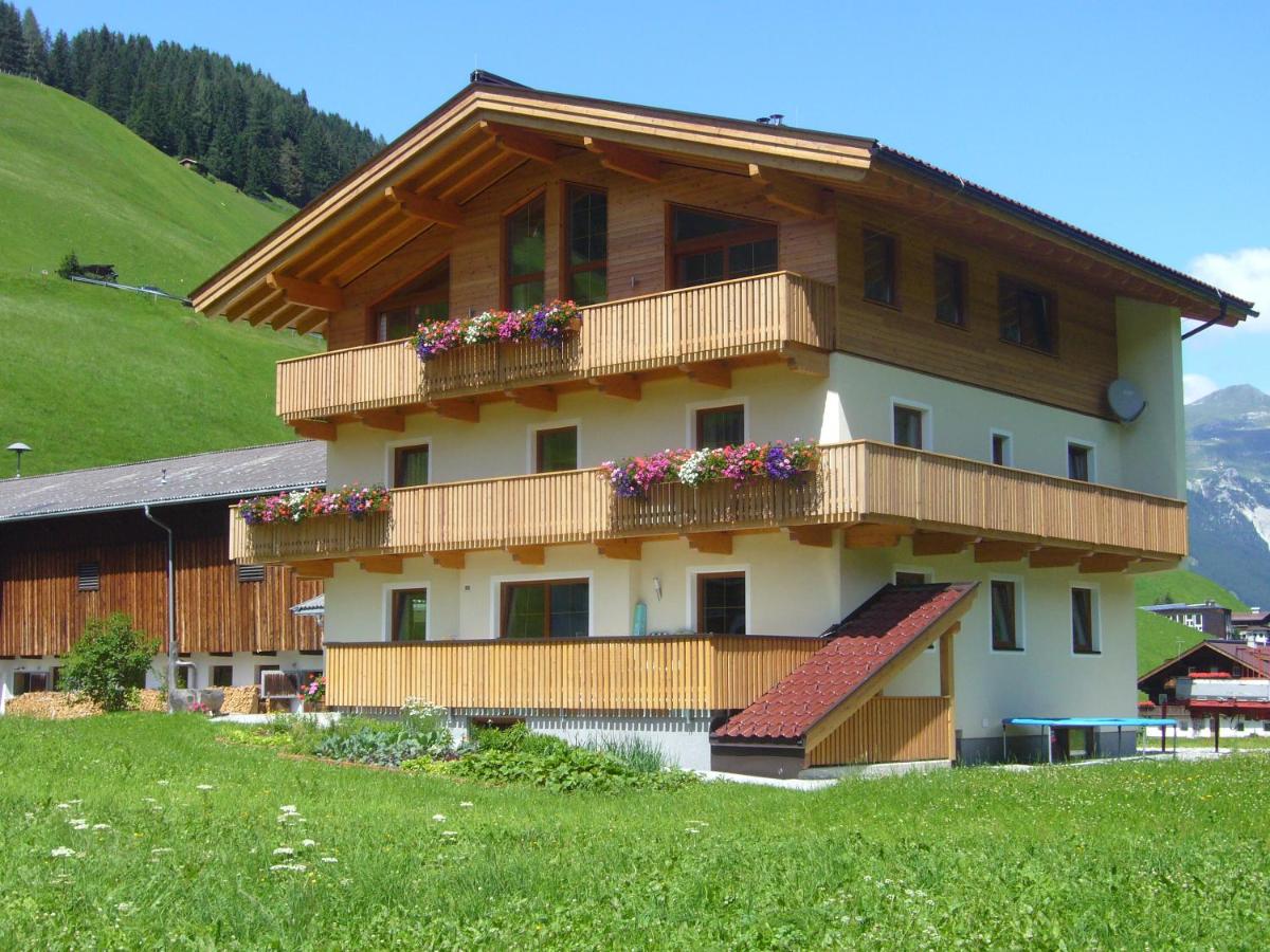 Apartment with Mountain View