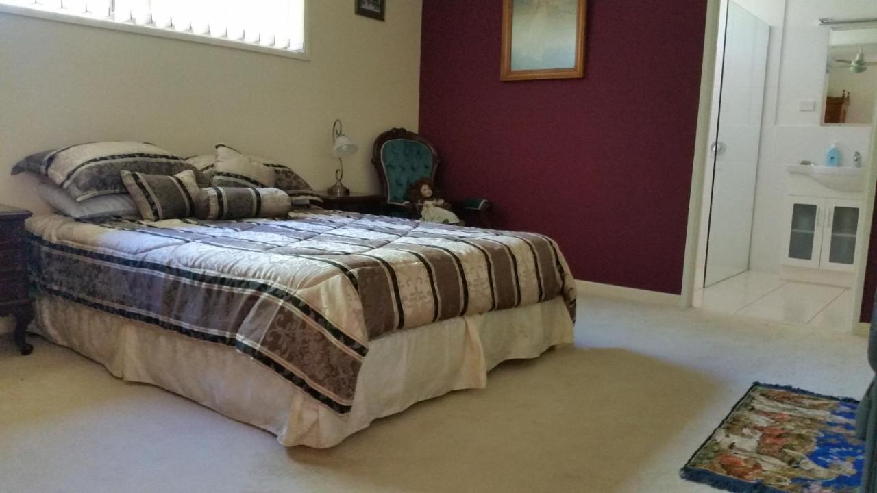 Queen Room with Private Bathroom - Sapphire