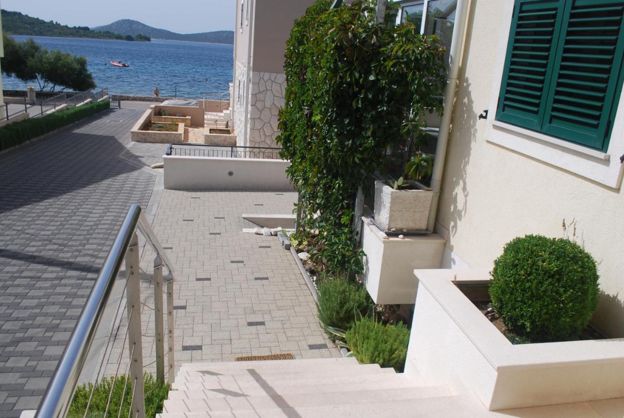Apartments Villa Lili Lovetovo - Chambres d'hôtes Vodice