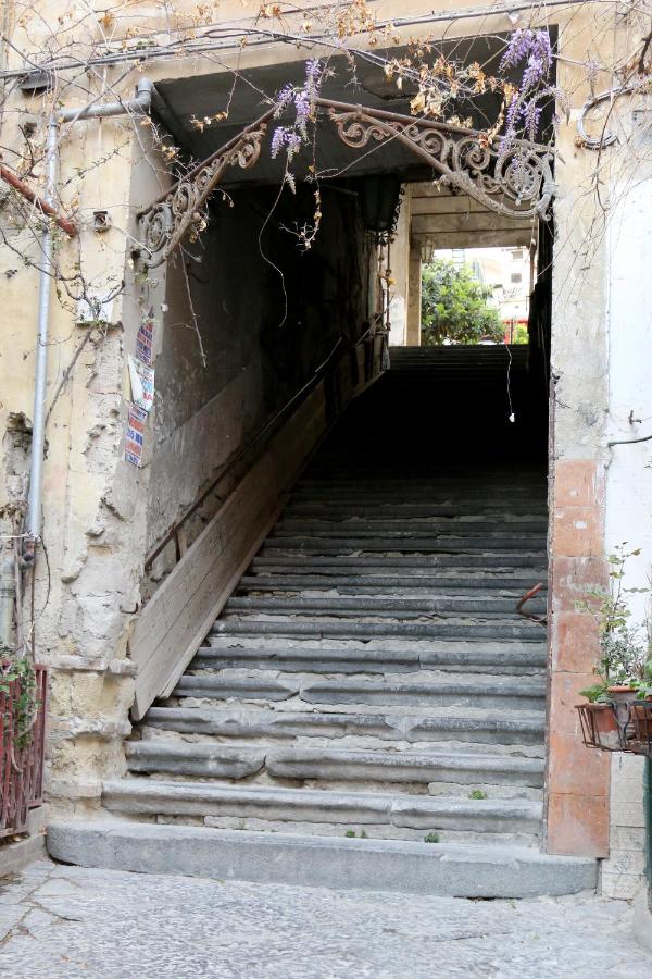 La Scalinata di Chiaia - B&B Napoli