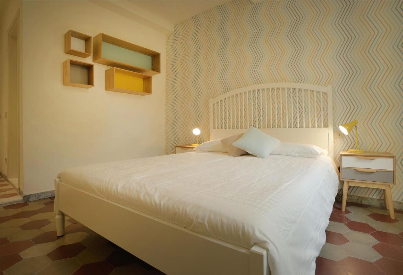Zimmer mit Kingsize-Bett und Gartenblick. 