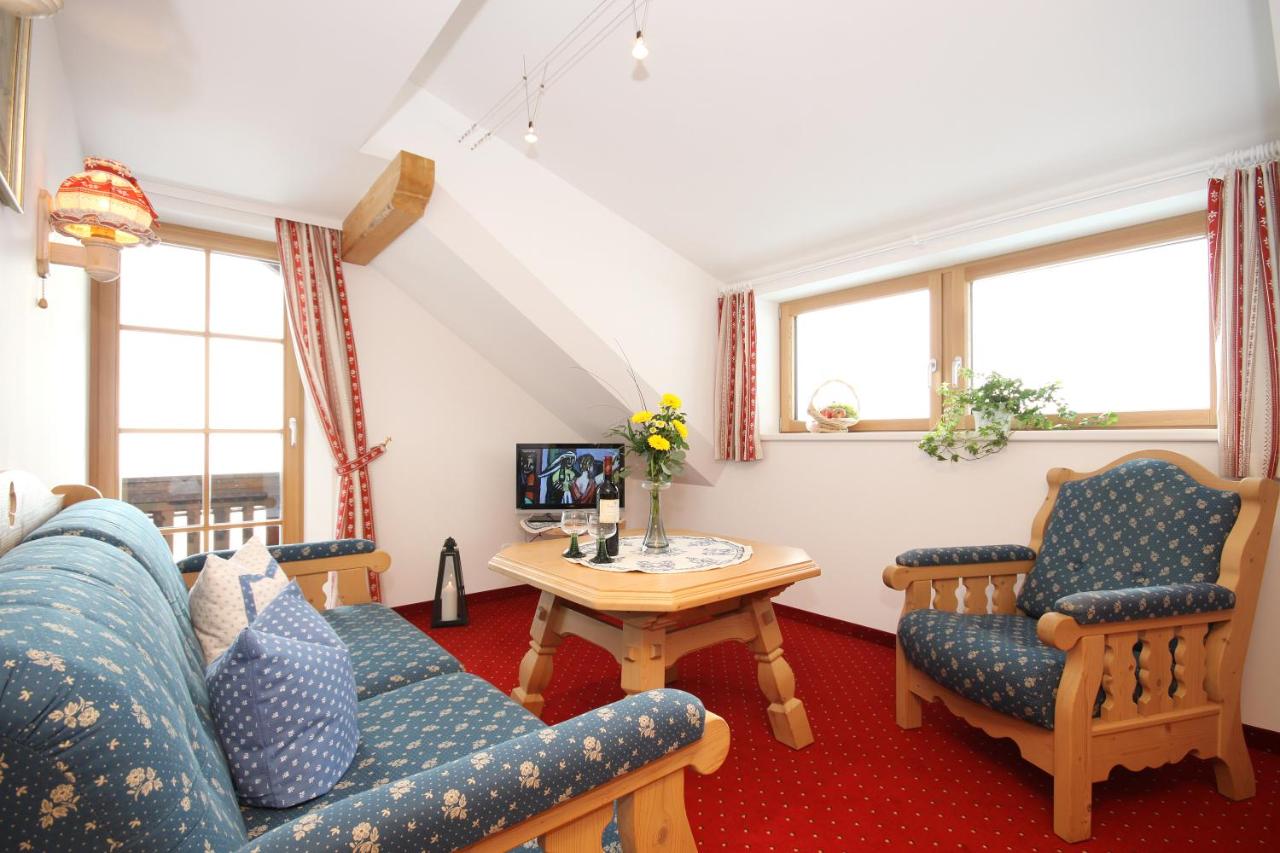 Deluxe One-Bedroom Apartment with Balcony 