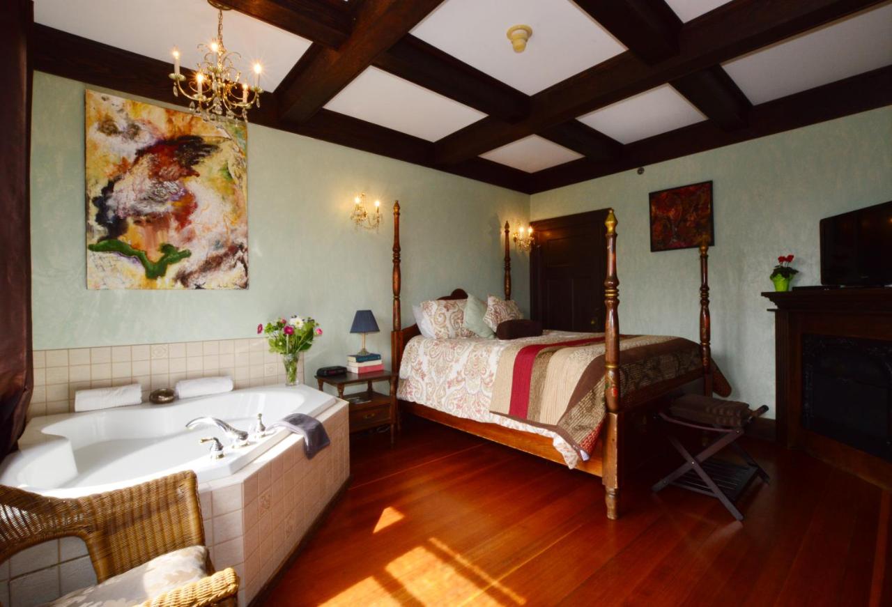 Queen Room with Spa Bath