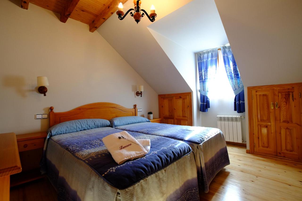 Tweepersoonskamer met 2 Aparte Bedden en Eigen Badkamer