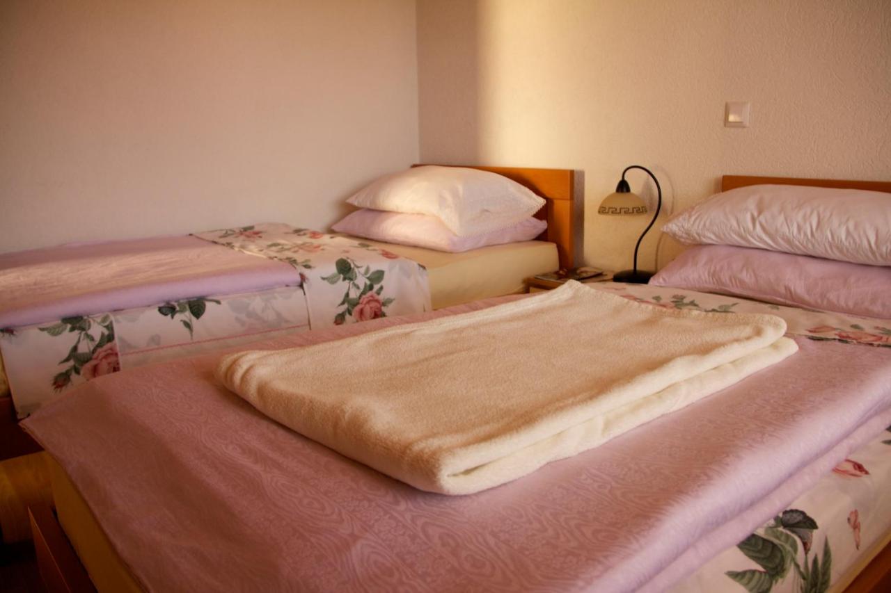 Camera Matrimoniale/Doppia con Letti Singoli con Bagno in Comune