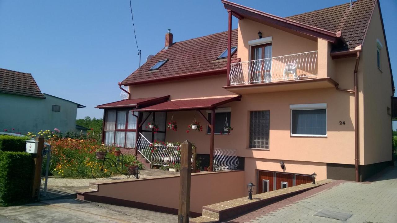 B&B Zalakaros - Dávid Apartmanház - Bed and Breakfast Zalakaros