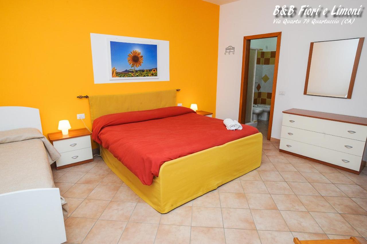 Habitación con cama extragrande y vistas al jardín