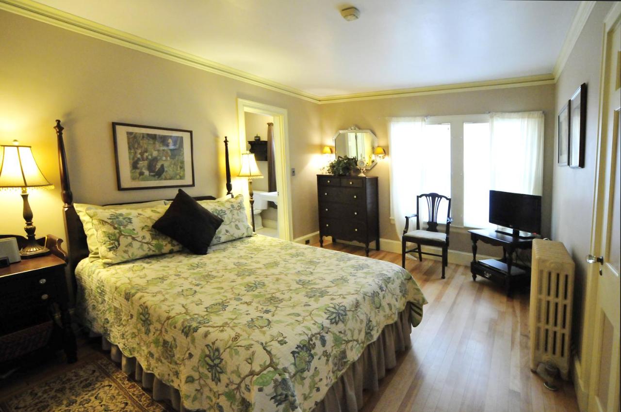 Queen Room with Garden View