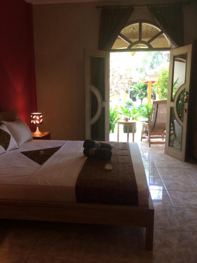 Zimmer mit Kingsize-Bett und Poolblick