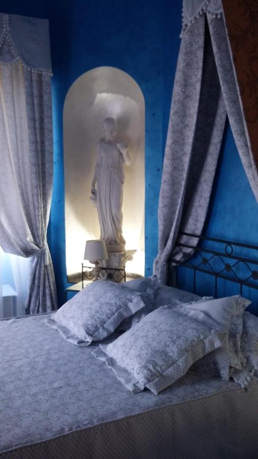 Habitación con cama grande y vistas al jardín